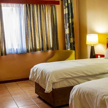 M'Kango Golfview Hotel Λουσάκα Εξωτερικό φωτογραφία