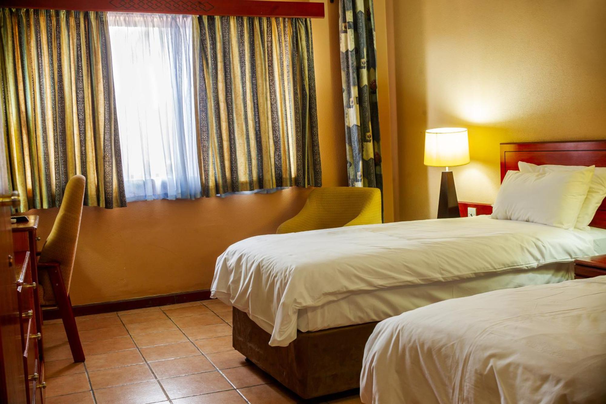 M'Kango Golfview Hotel Λουσάκα Εξωτερικό φωτογραφία