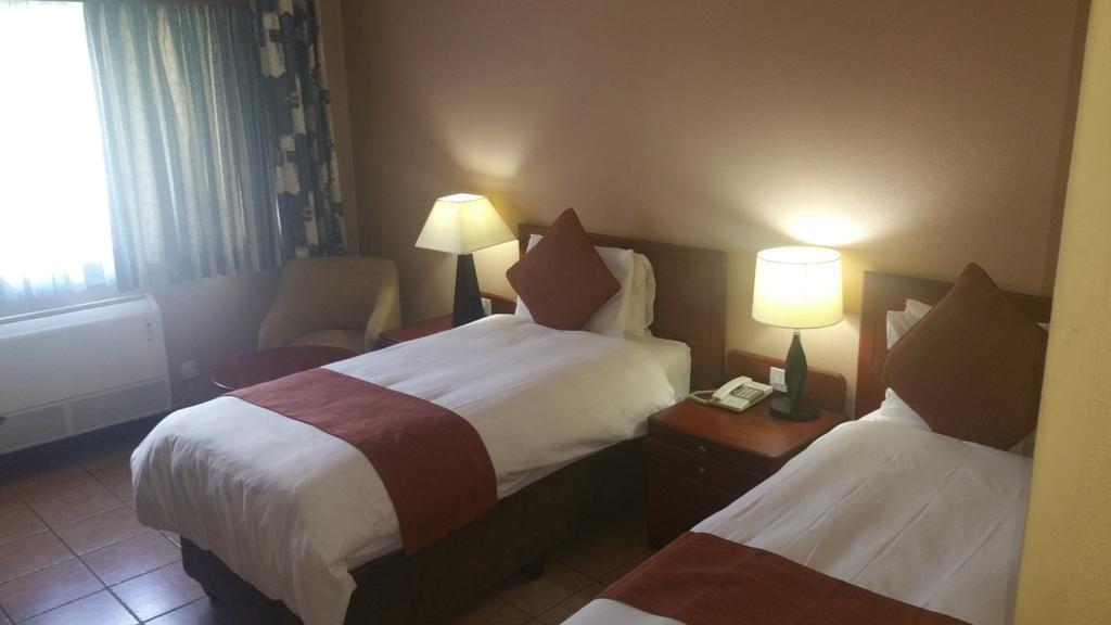 M'Kango Golfview Hotel Λουσάκα Εξωτερικό φωτογραφία