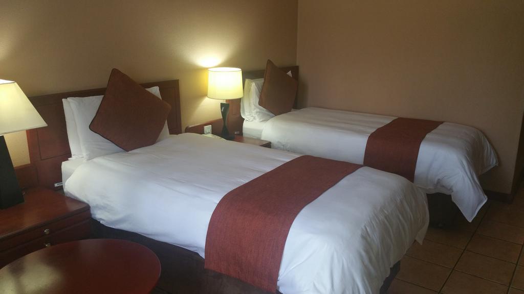M'Kango Golfview Hotel Λουσάκα Εξωτερικό φωτογραφία