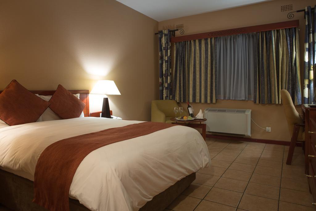 M'Kango Golfview Hotel Λουσάκα Δωμάτιο φωτογραφία
