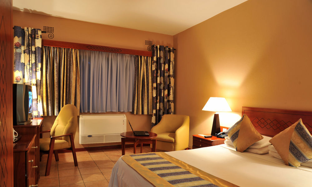 M'Kango Golfview Hotel Λουσάκα Εξωτερικό φωτογραφία