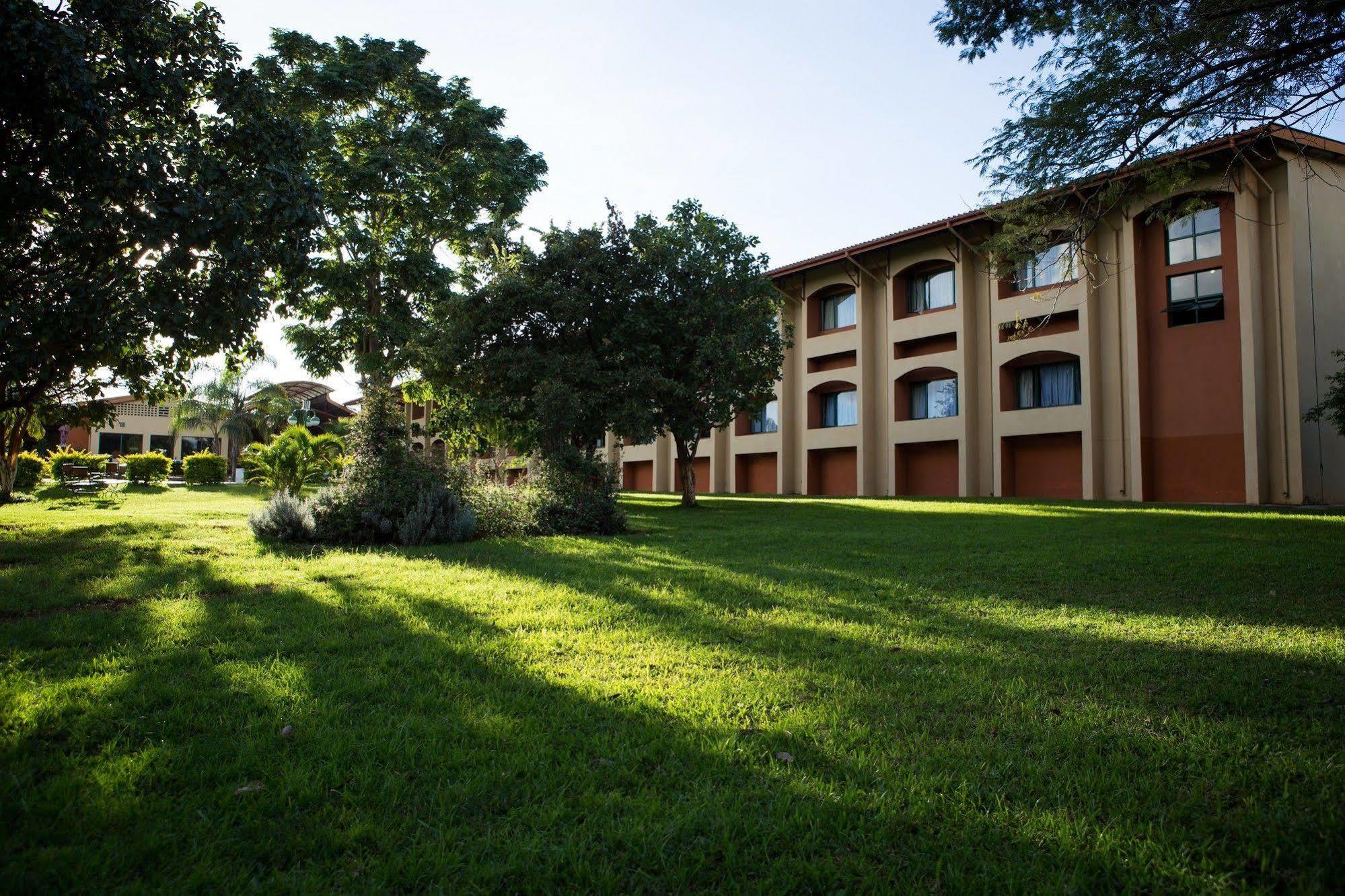 M'Kango Golfview Hotel Λουσάκα Εξωτερικό φωτογραφία