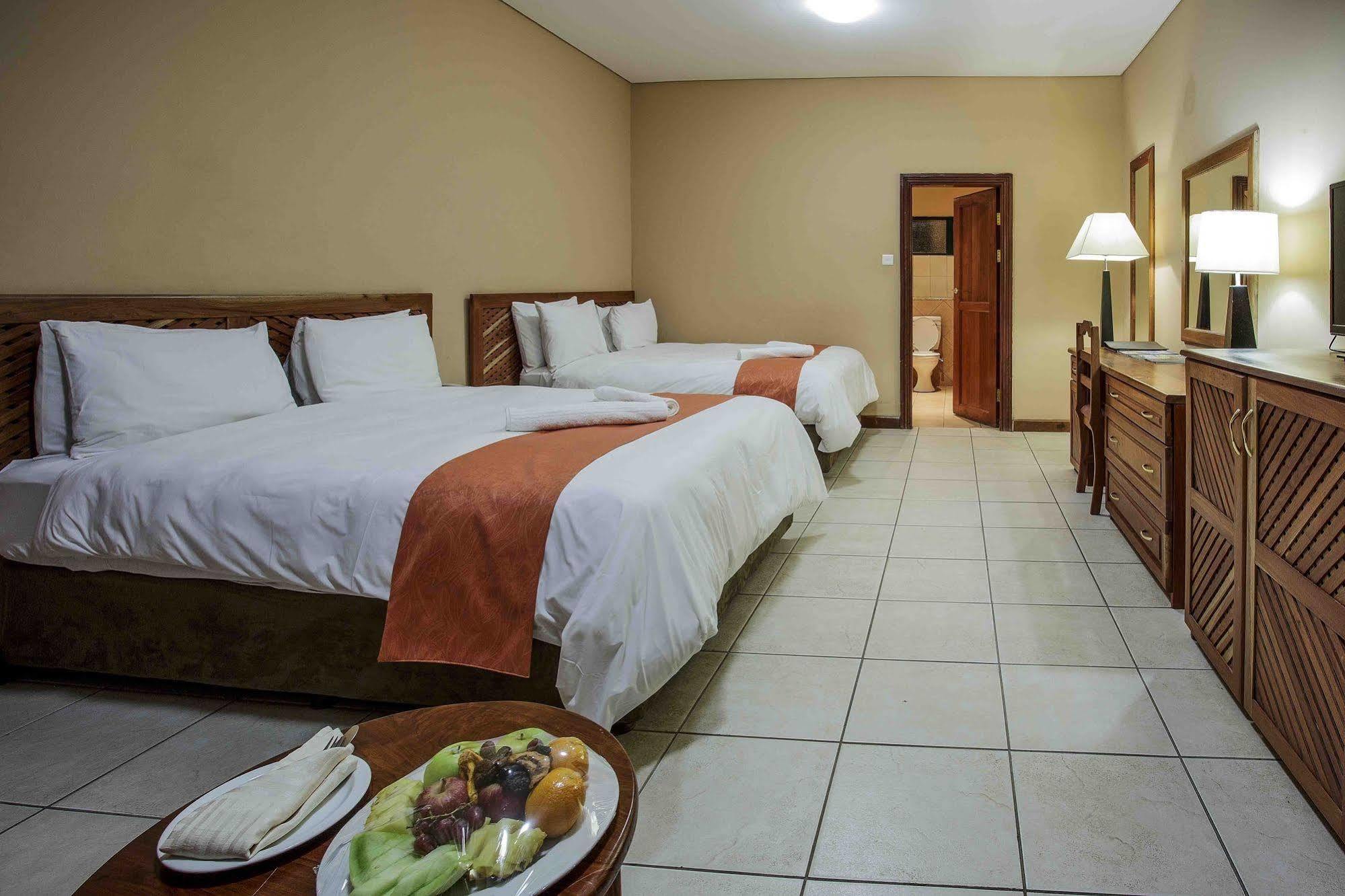 M'Kango Golfview Hotel Λουσάκα Εξωτερικό φωτογραφία