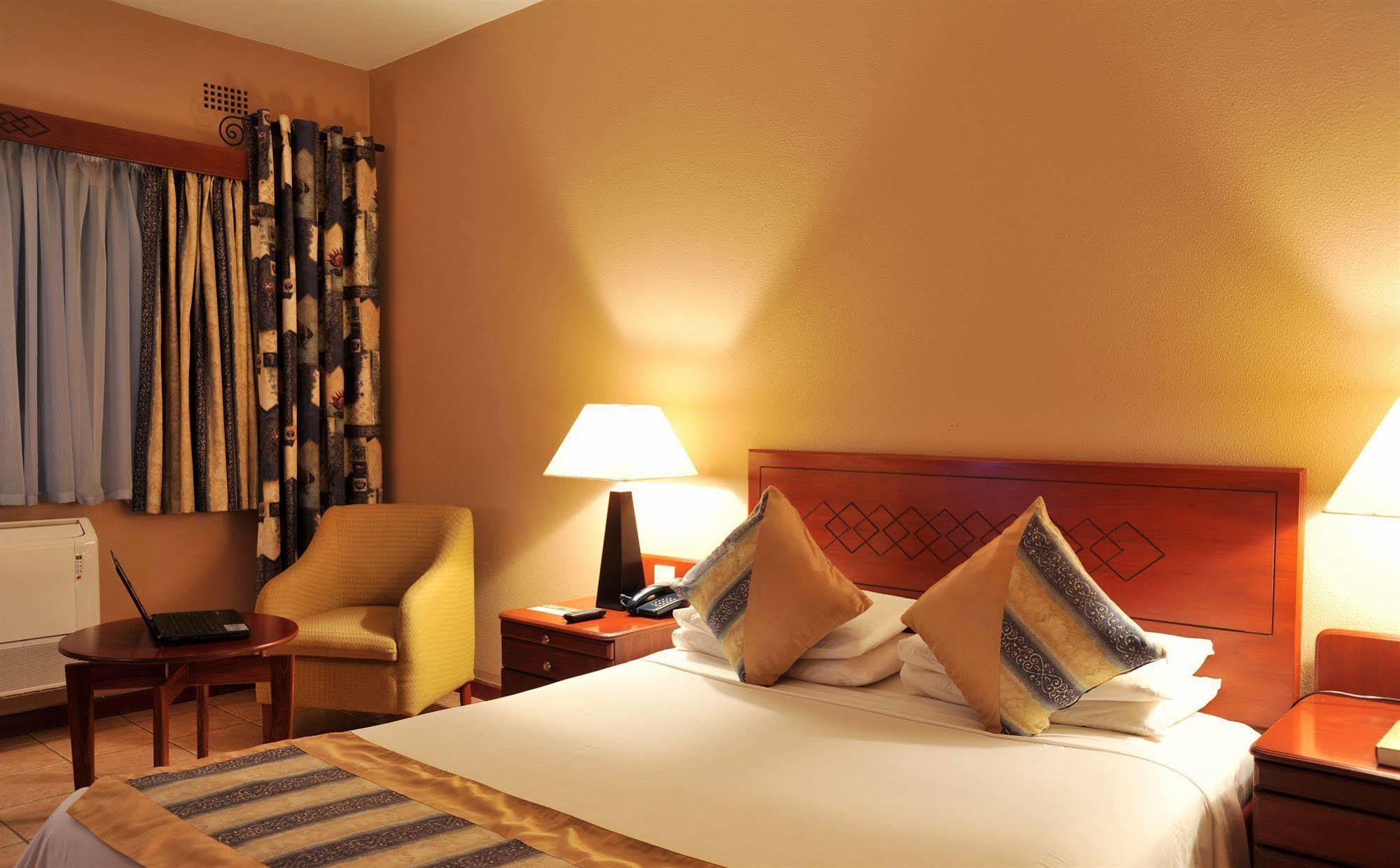 M'Kango Golfview Hotel Λουσάκα Εξωτερικό φωτογραφία